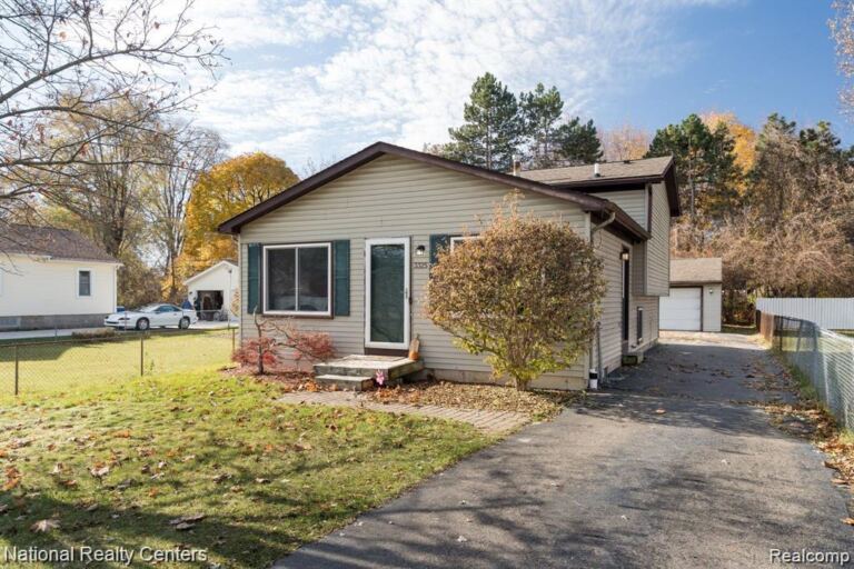 3325 Signet Dr, Waterford Charter Township
