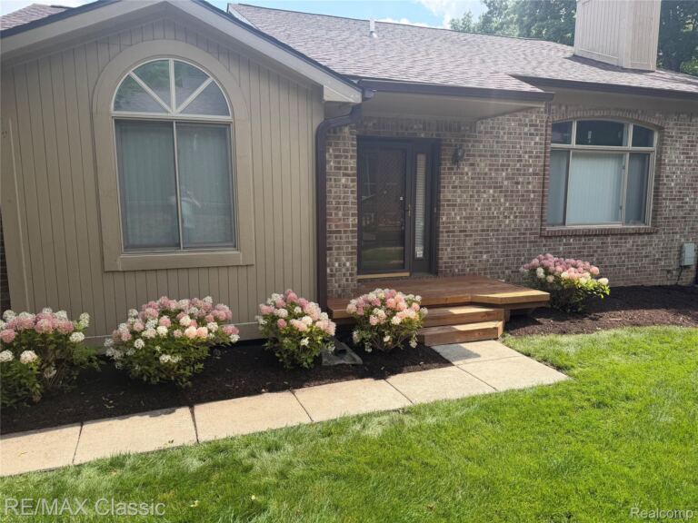 7413 Tall Timbers, West Bloomfield
