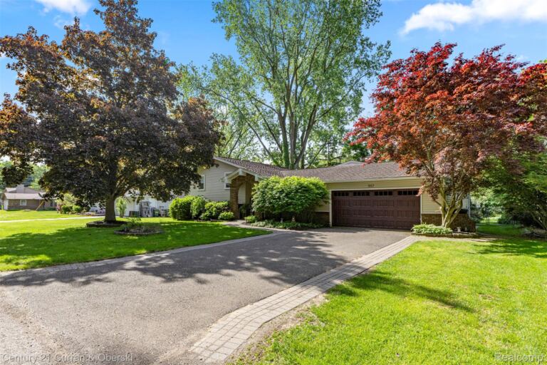 1557 Knob Hill Dr, Commerce Charter Township