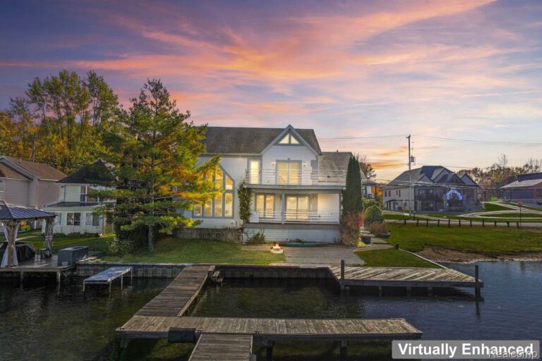 2076 S Long Lake Rd, Fenton