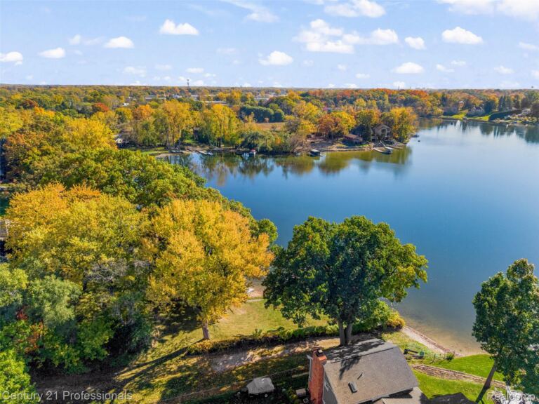 2321 Marwood Dr, Waterford Charter Township