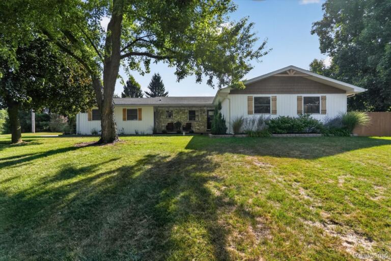 12265 Sharp Rd, Fenton