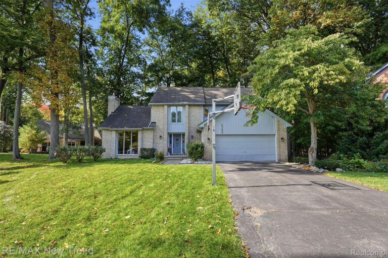 2352 Camron Ct, West Bloomfield Charter Township