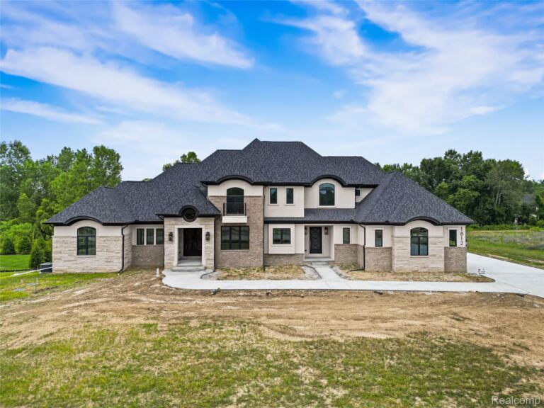 1812 Vista Dr, Oakland Charter Township
