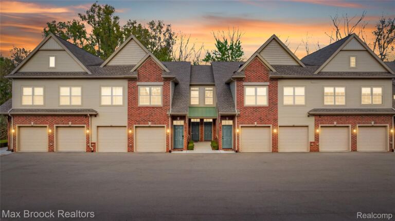 616 Pointe Dr, Walled Lake