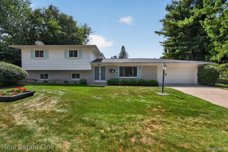 219 Allen Lake Dr, White Lake