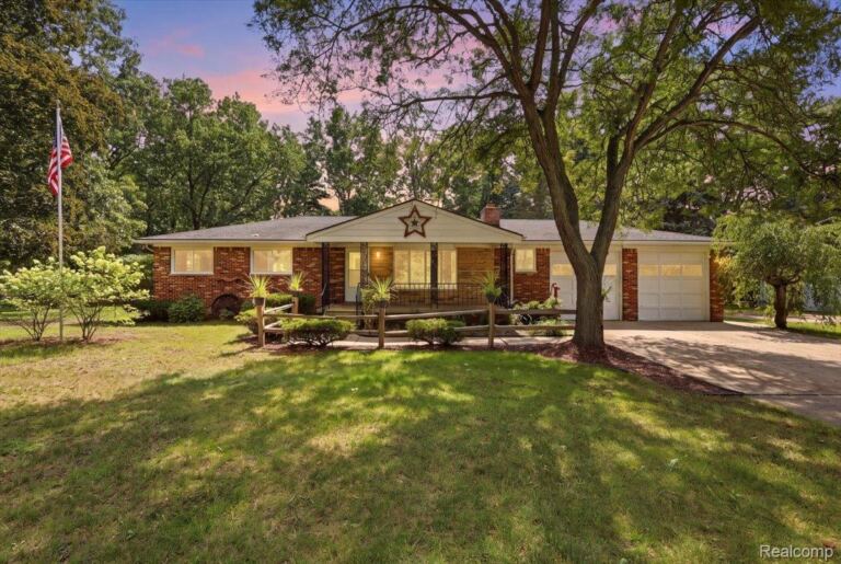 9985 Cedar Island Rd, White Lake