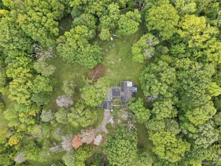 6221 W Maple Rd, West Bloomfield