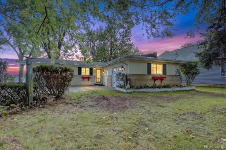 4223 Sadler Dr, Fenton Charter Township