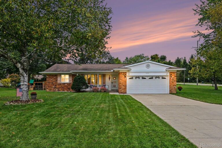 1771 Pruit Dr, Highland Charter Township