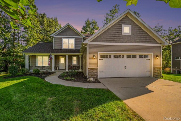 1084 Woods Edge Dr, Hartland Township