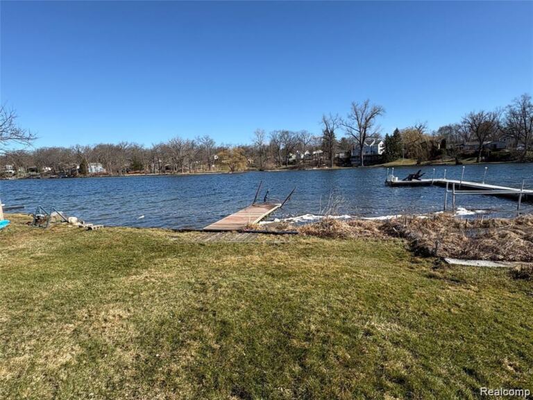 6912 Colony Dr, West Bloomfield