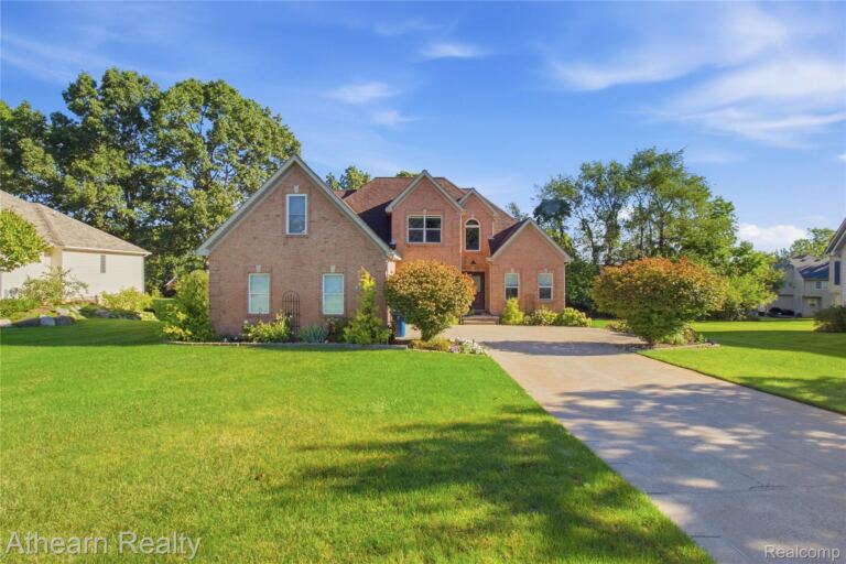 16189 Hill Forest Dr, Fenton