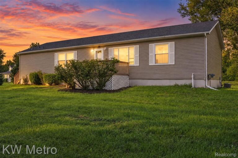 6745 Robb Rd, Fowlerville