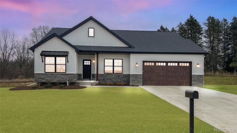 12945 Ivy Ln, Fenton