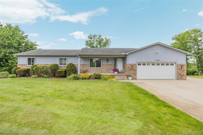 2000 Matthew St, Commerce Charter Township