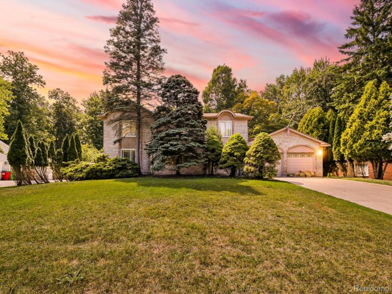 6052 Glen Eagles Dr, West Bloomfield