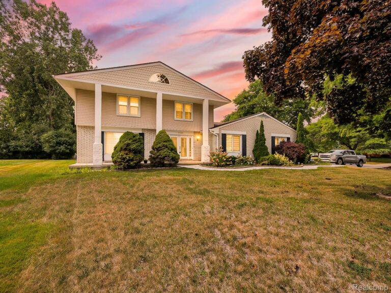 6240 Wynford Dr, West Bloomfield