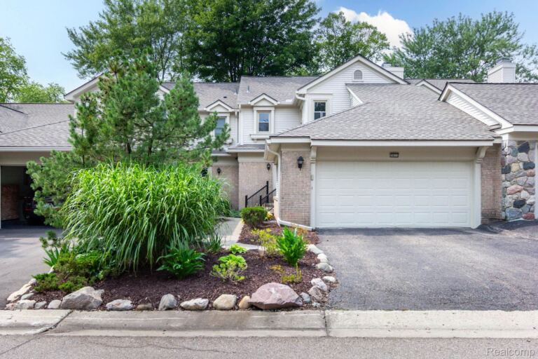 7671 Danbury Cir, West Bloomfield