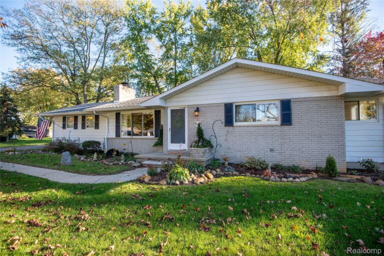 2479 N Long Lake Rd, Fenton Charter Township