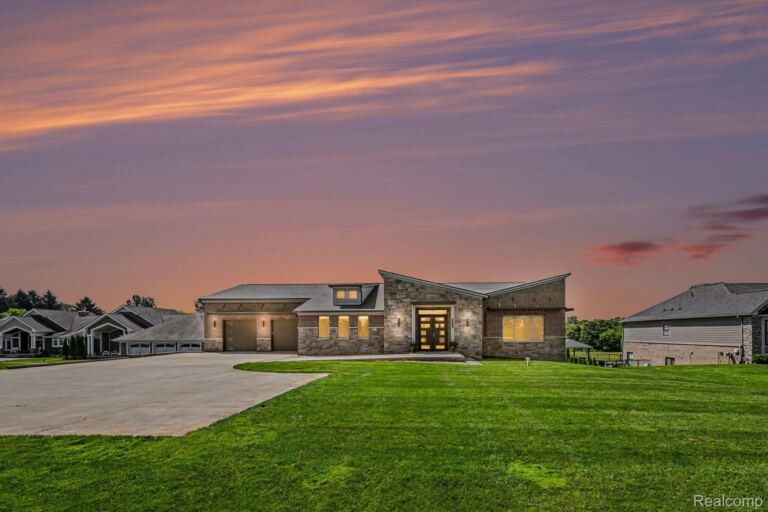 2943 Sleeth Rd, Commerce Charter Township