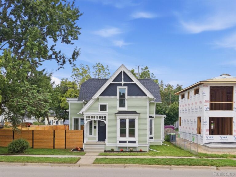 213 W Shiawassee Ave, Fenton