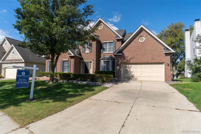 1048 Cantor Ln, South Lyon
