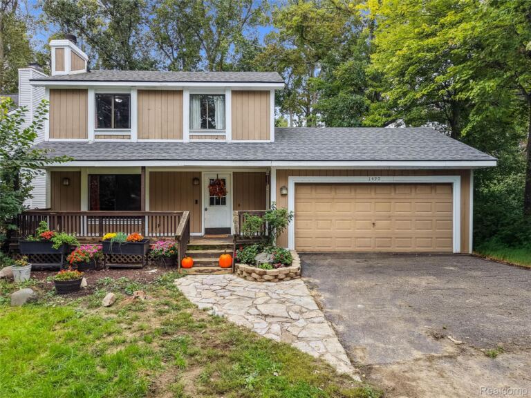 1490 Midwood Dr, White Lake
