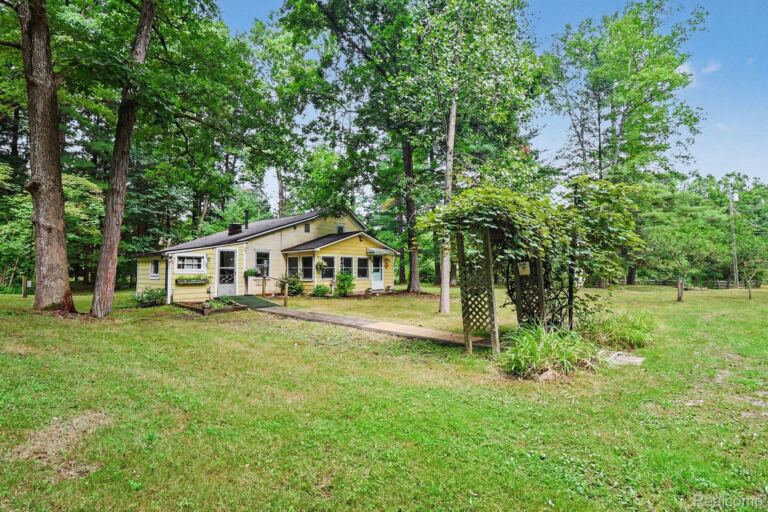 11180 Dunham Rd, Hartland