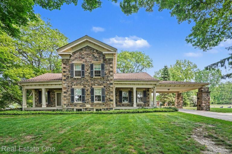 2360 Lone Tree Rd, Highland Charter Township