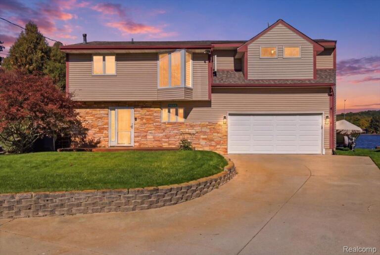 2245 Wiggen Ln, White Lake Charter Township