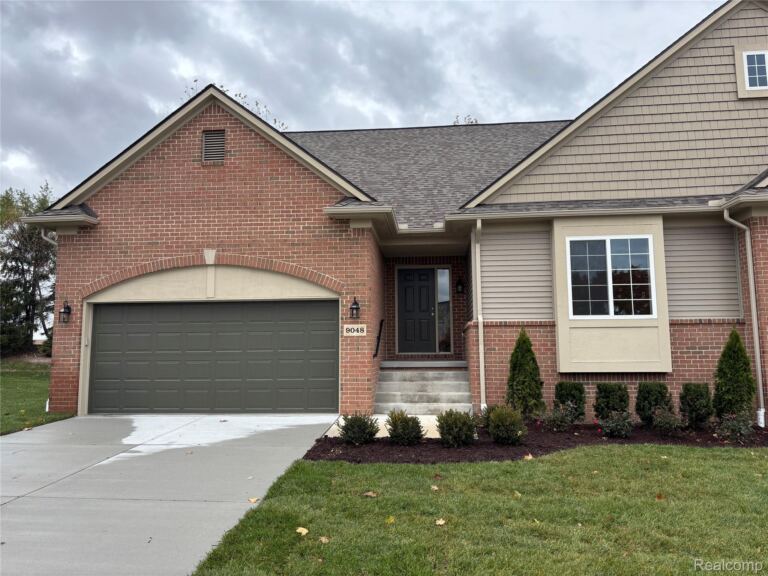 9048 Rhyan Rd, White Lake