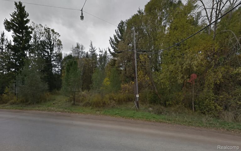 8983 Pontiac Lake Rd, White Lake
