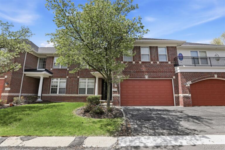 4368 Gateway Cir, West Bloomfield