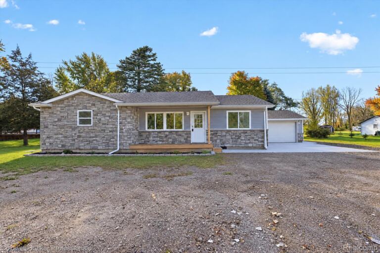 3035 Ponemah Dr, Fenton Charter Township