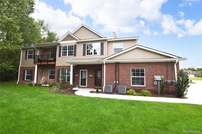 899 Watercress Ln, Fenton