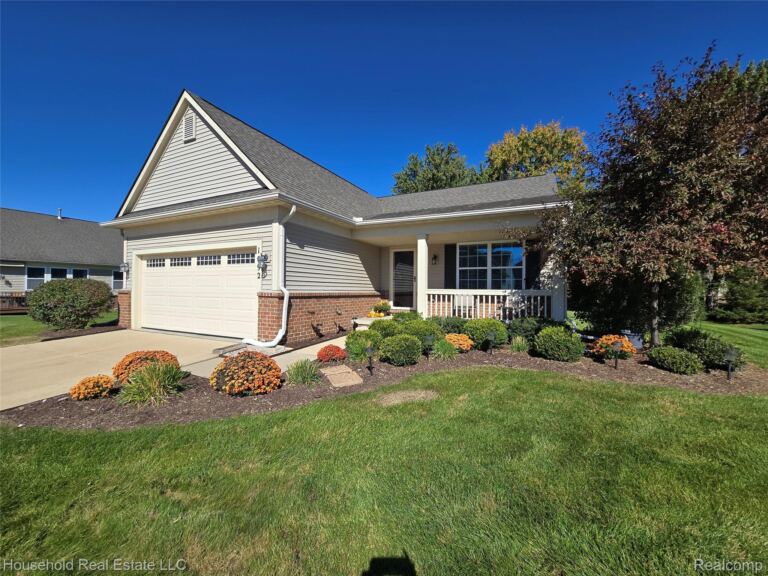 1092 Paddock Dr, South Lyon