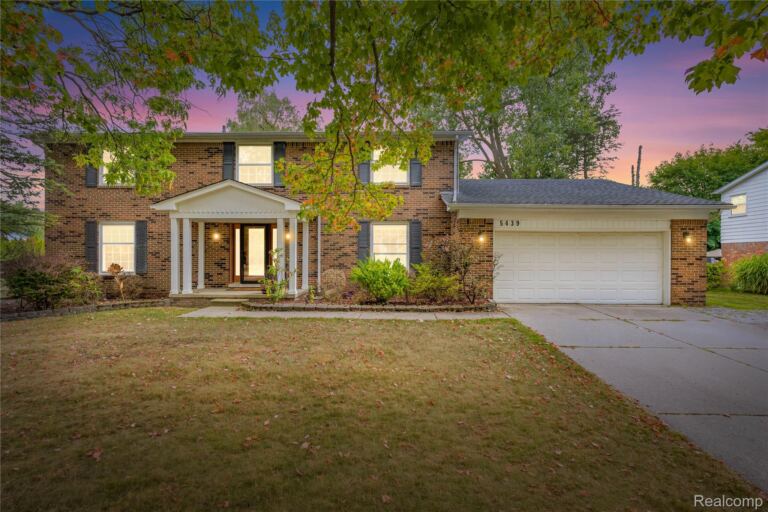 5439 Deerfield Village Drive, West Bloomfield Charter Township