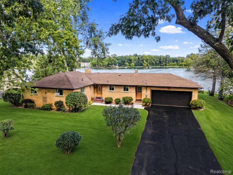 7139 Capri Dr, White Lake