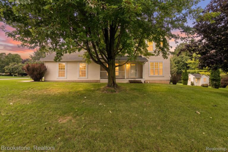 14388 Oak Leaf Trl, Fenton Charter Township