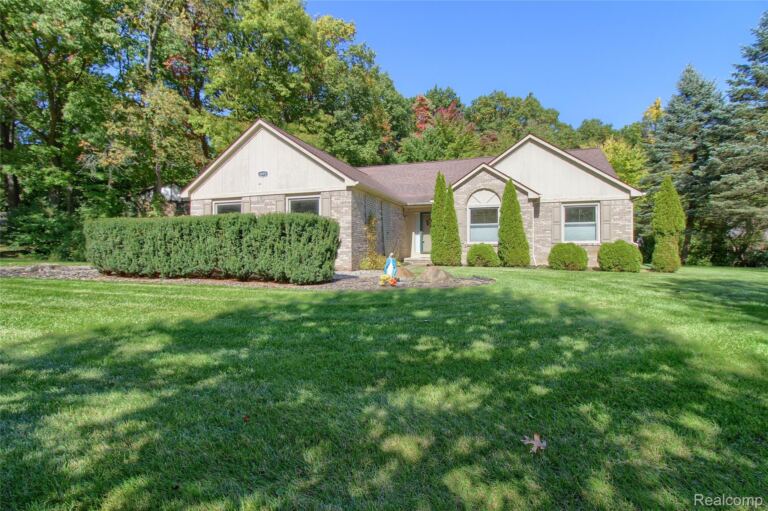 8845 Dann Dr, Brighton Township