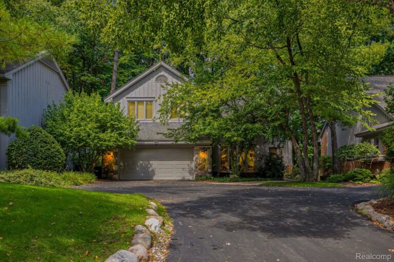 4901 Fairway Ridge Cir, West Bloomfield