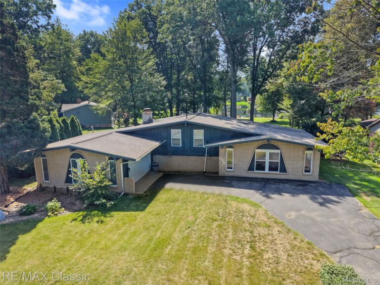7514 Capri Dr, White Lake