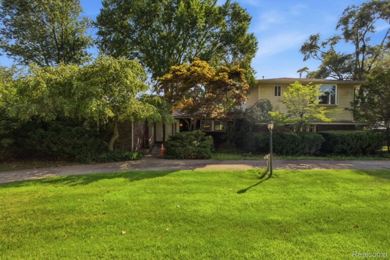 2726 Bay Dr, West Bloomfield
