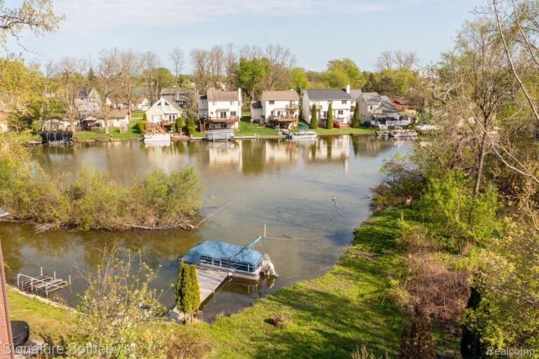 1389 S Cass Lake Rd, Waterford