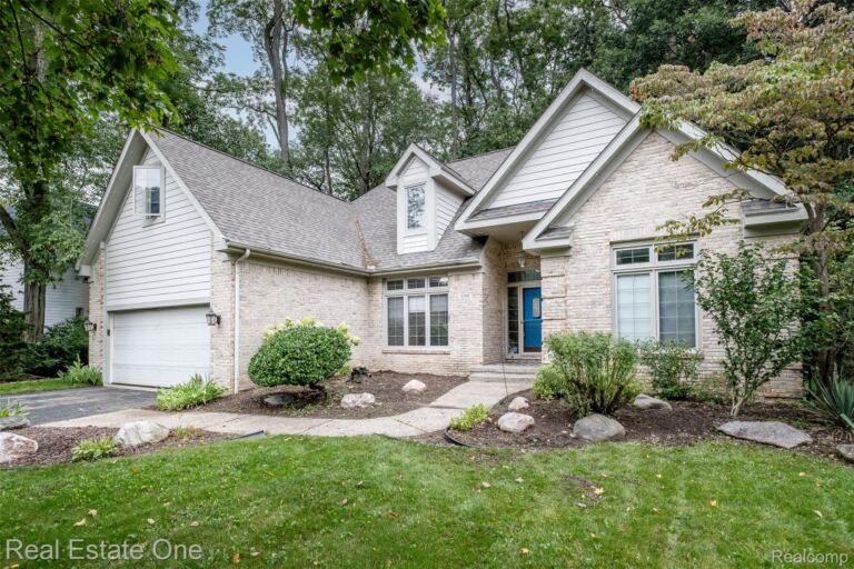 5560 Huron Hills Dr, Commerce Charter Township