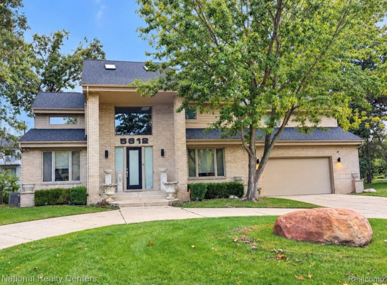 5612 Stanhope St, West Bloomfield