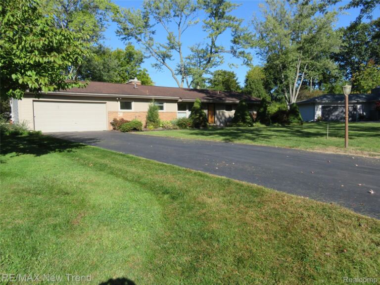 5420 Cambourne Pl, West Bloomfield