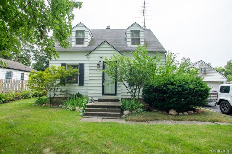 228 Coleman Dr, Waterford
