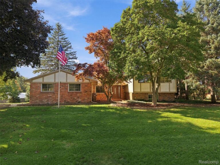 5150 Glengate Rd, Oakland Charter Township